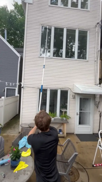 Water-fed pole reaching upper-floor windows